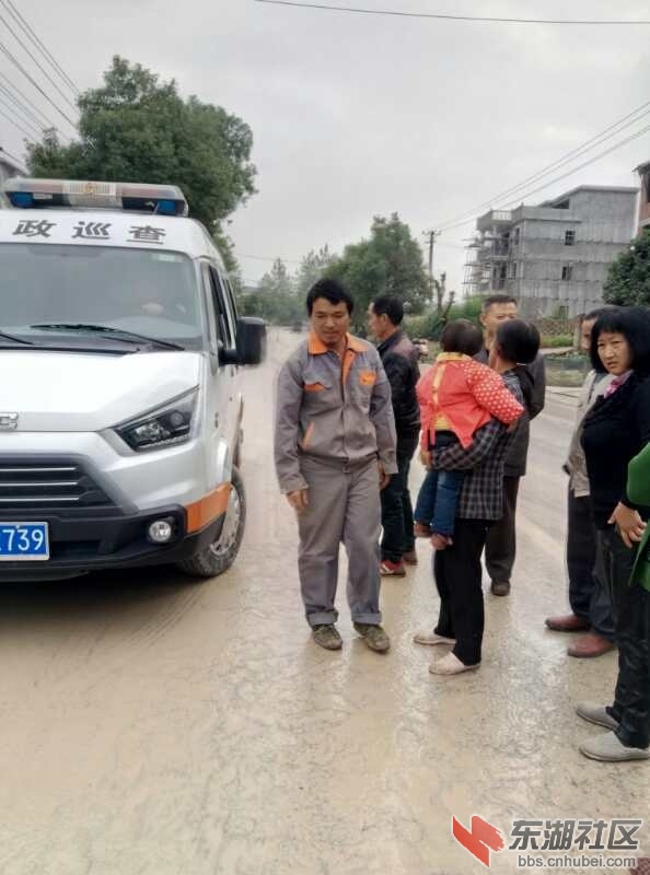 106国道上被粉尘覆盖的的泥浆