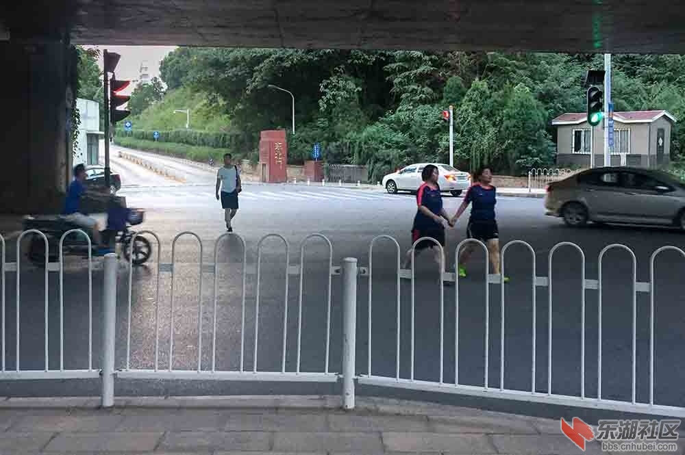 3.行人通道被阻隔.JPG