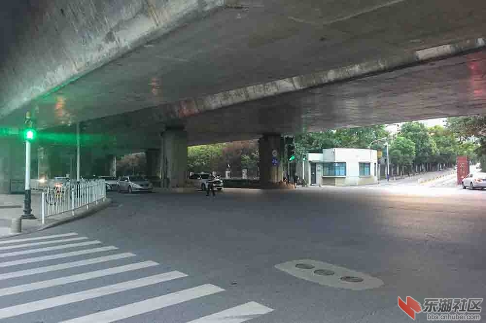 1.通往南面道路口处无“斑马线”.JPG