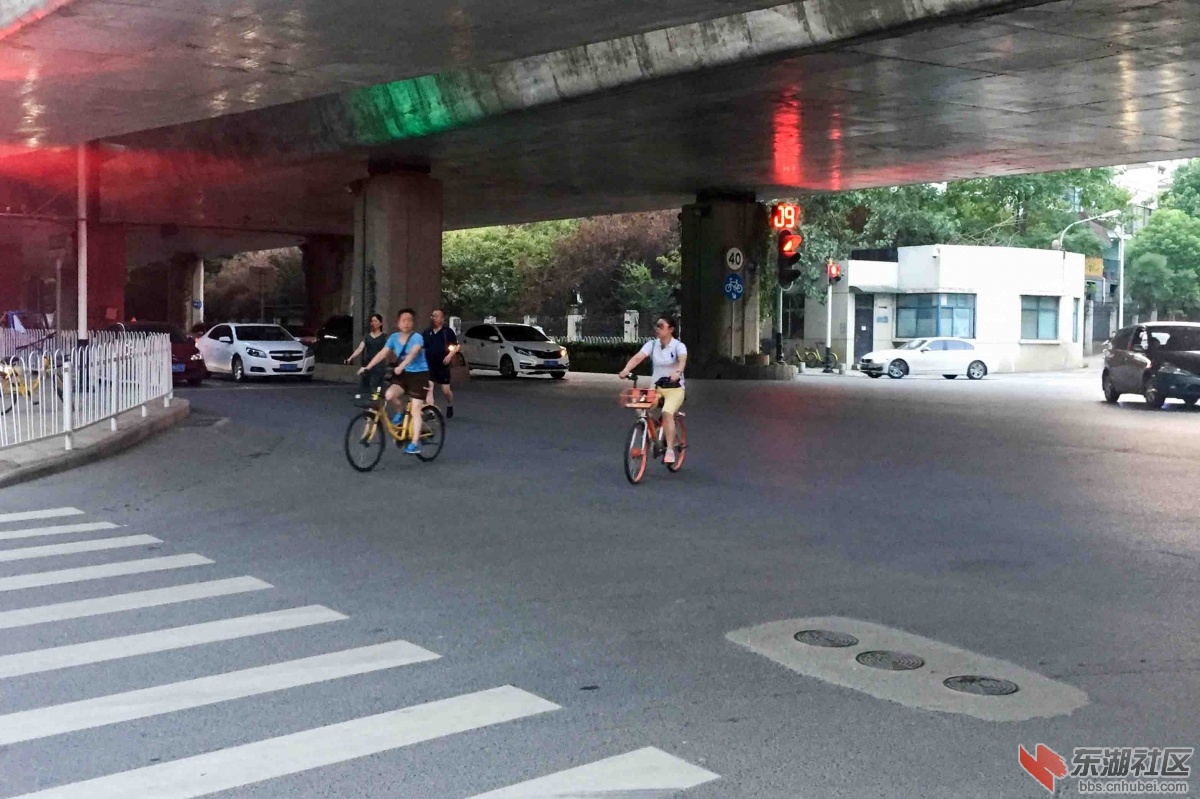2.行人只好斜插通过路口.JPG