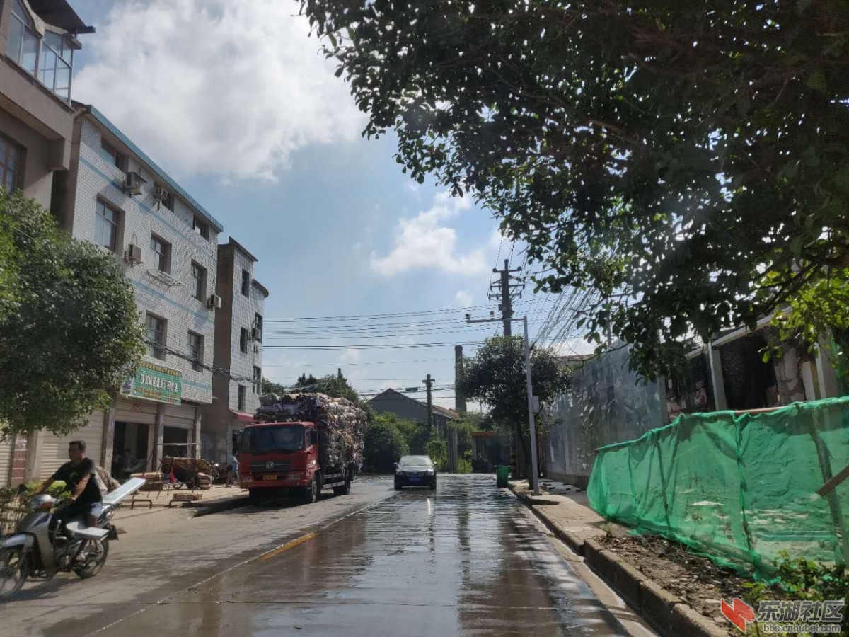 山后三路和北街的交叉路口的大货车