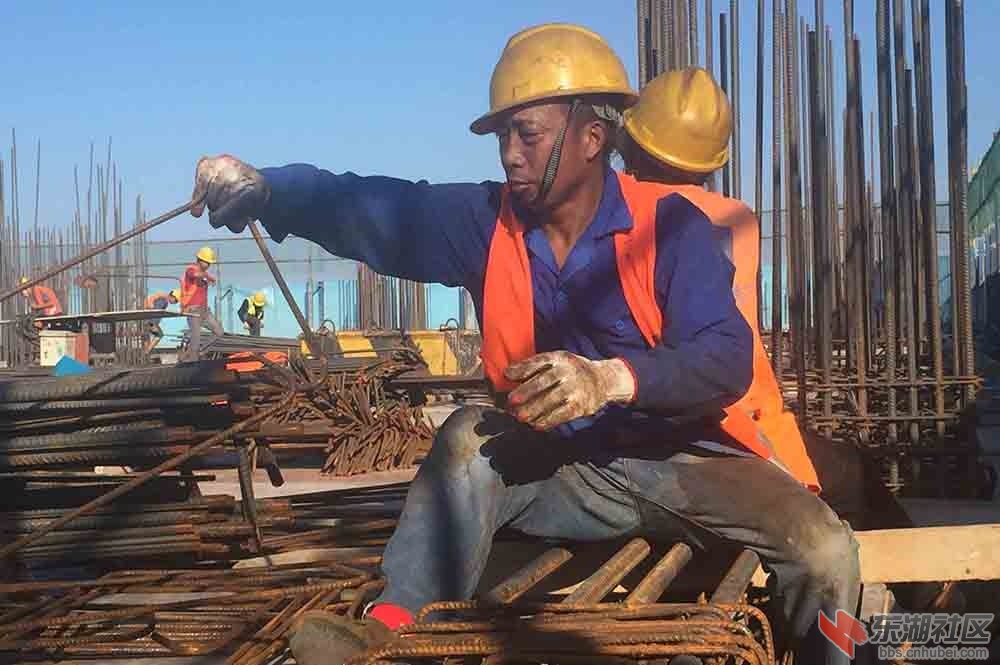 19.烈日下的操作工人曾院平摄影.JPG