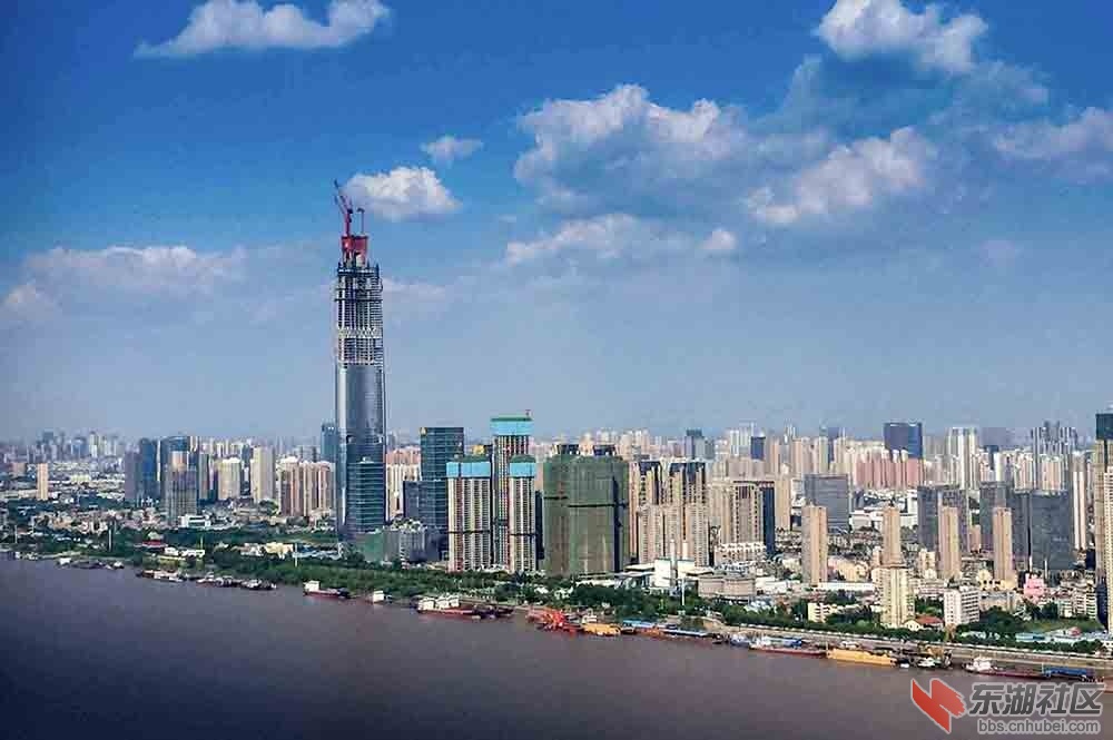 3.白云下的武汉最高建筑之一（武汉绿地中心工程）.jpg
