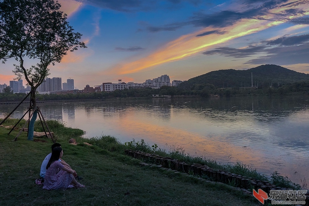 2.湖边私语曾院平摄影.jpg