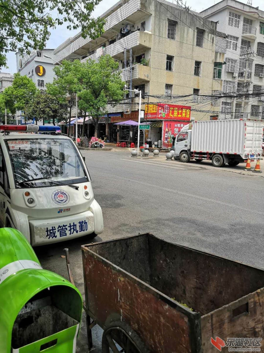城管的车子停在对面却不管