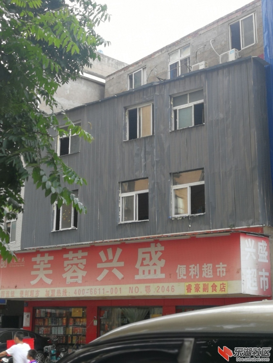 后湖南路边，加了两层，做胶囊房
