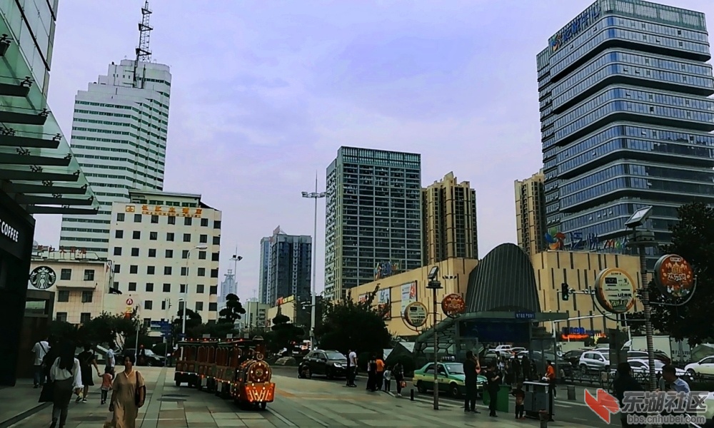 国庆节襄阳市长虹路街景.jpg