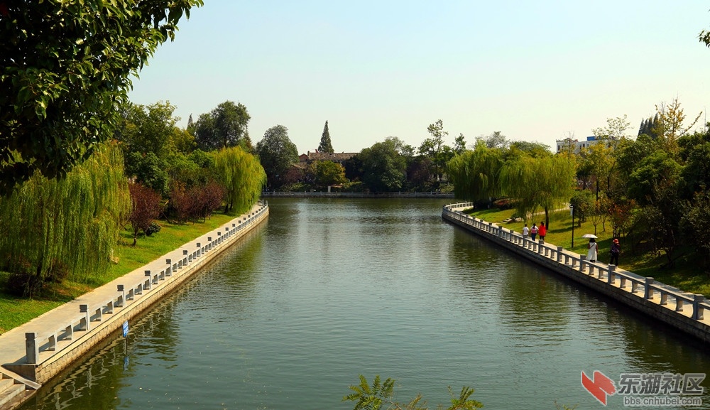 河岸边.jpg