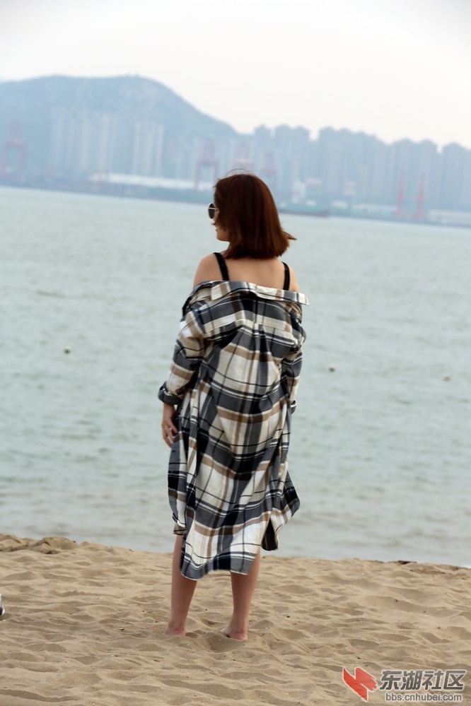露肩女.jpg