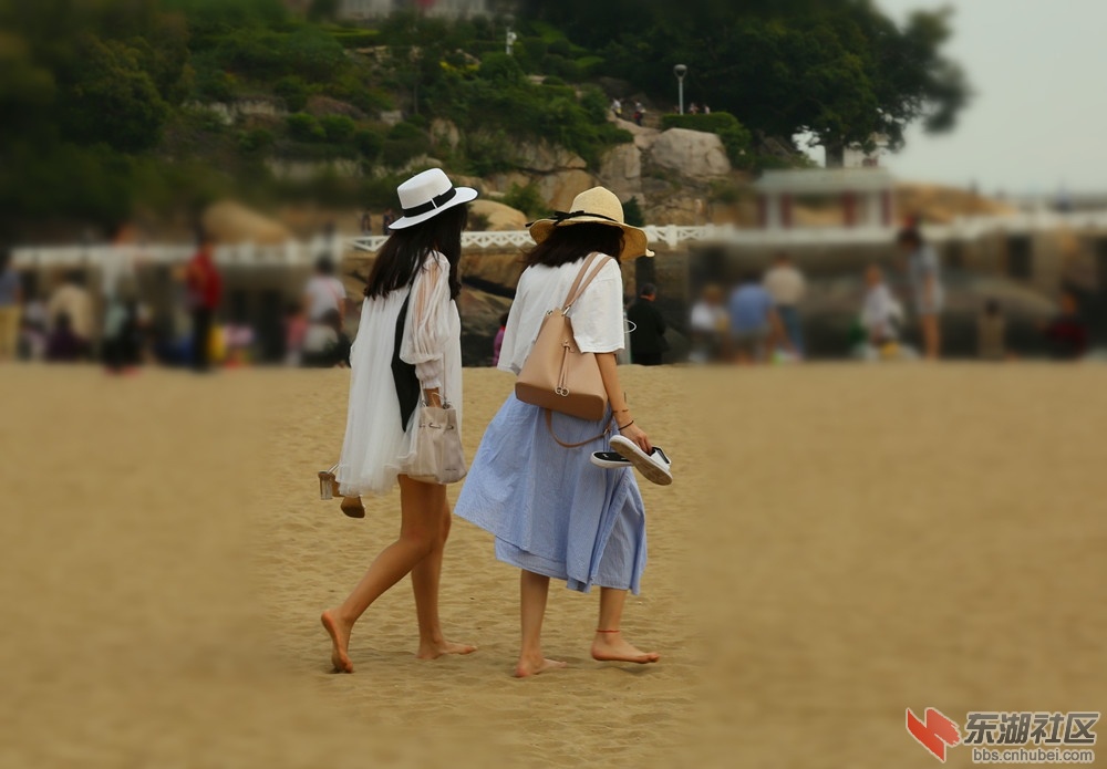 行走带帽女.jpg