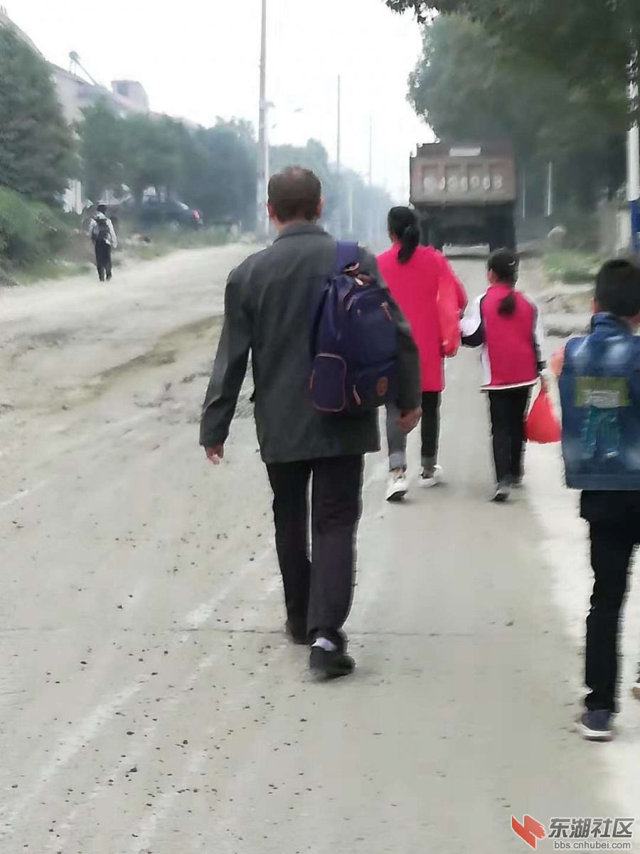 家长和老师们每天都提心吊胆地护送孩子们上学放学
