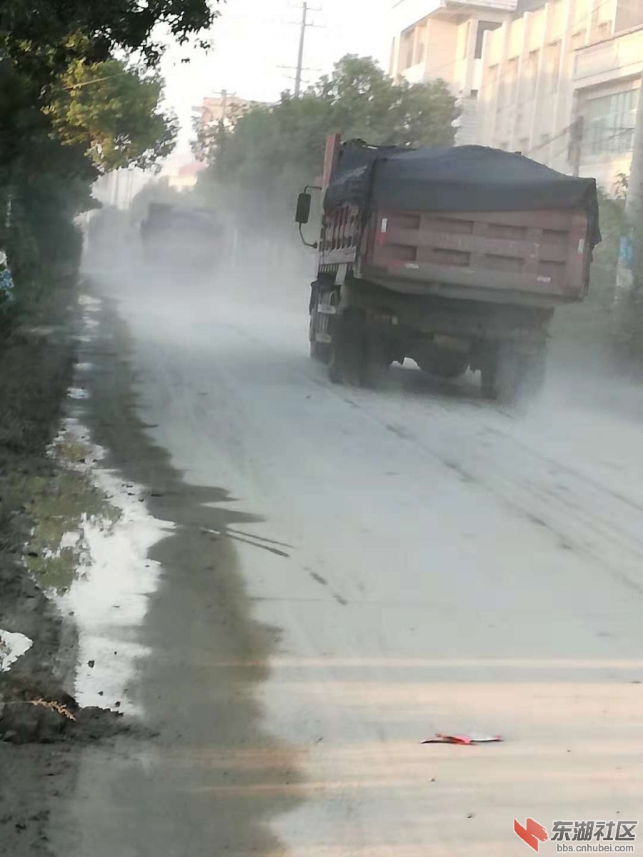 蕲春县彭思镇至茅山公路两侧住户长年累月生活在灰尘噪音和事故频发的