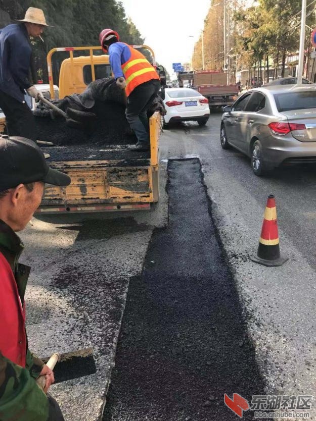 双凤公园路面破损1.jpg