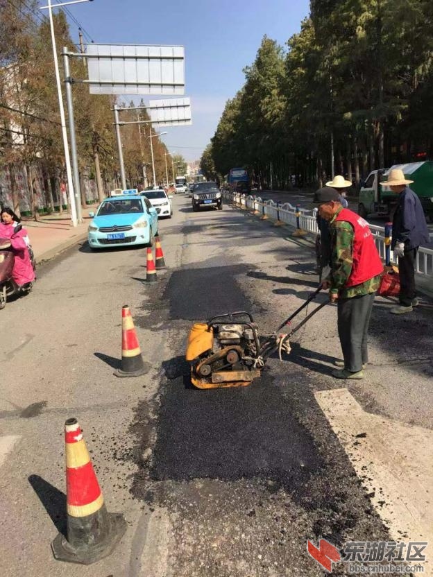 双凤公园路面破损2.jpg