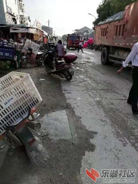 货车经过人口密集街道