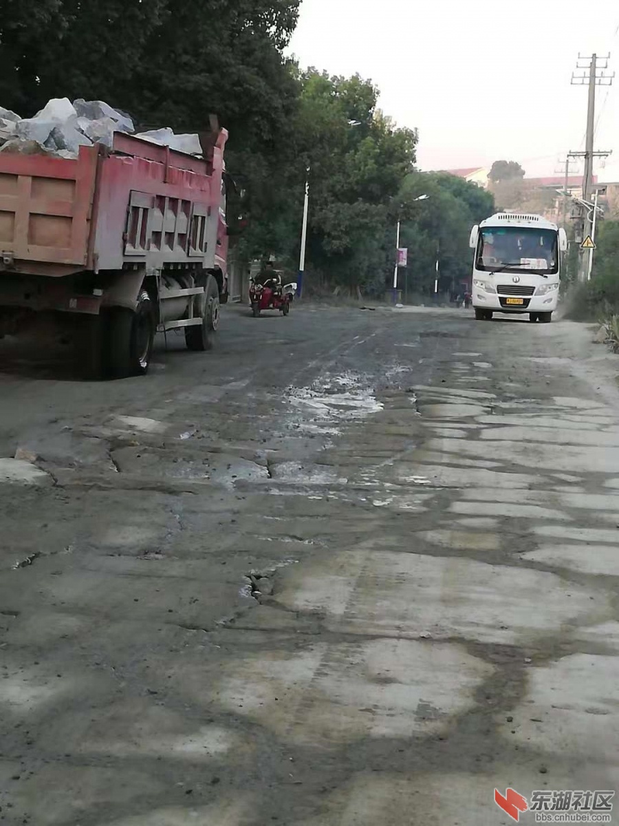 被大货车压坏的路面