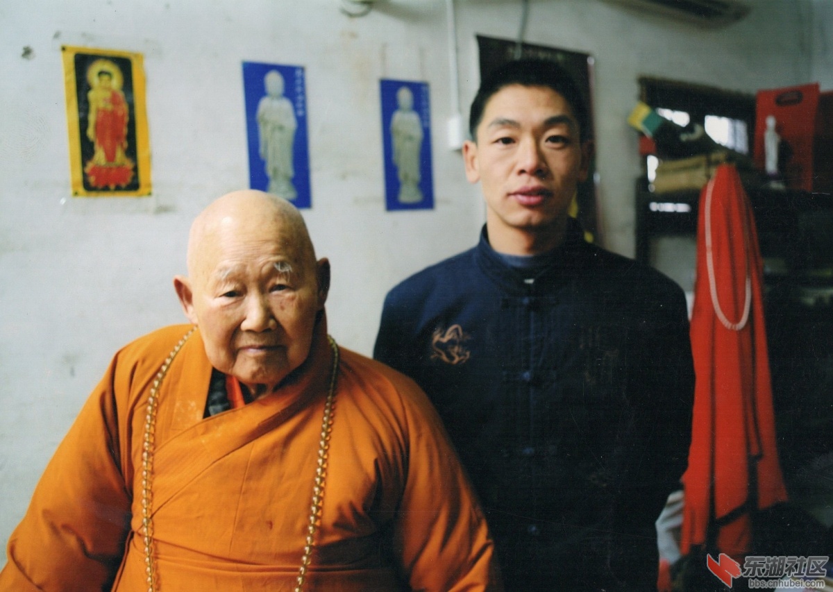 3.（请修复年轻人上衣灰尘）.jpg