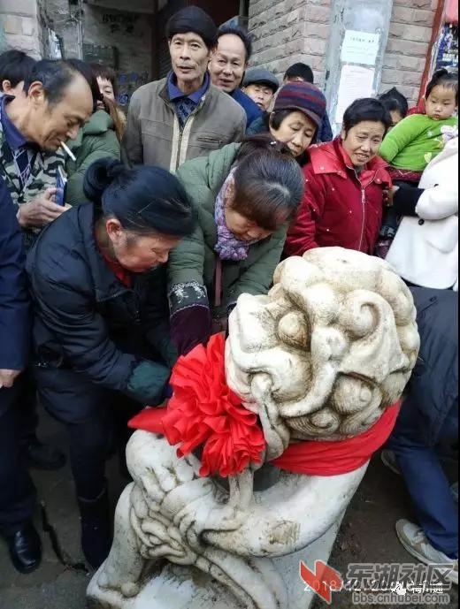 古城梅川惊喜了，东门头施工中发现千年石狮