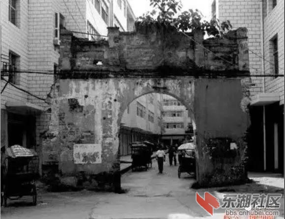 古城梅川惊喜了，东门头施工中发现千年石狮