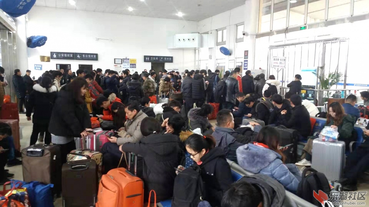 候车大厅人多凳少.jpg