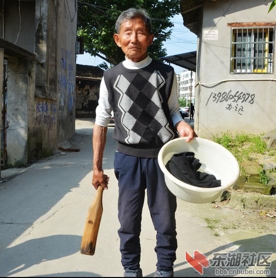 金婚老人87岁的田应生、84岁的何云常夫妇相濡以沫诠释爱情