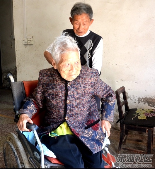 金婚老人87岁的田应生、84岁的何云常夫妇相濡以沫诠释爱情