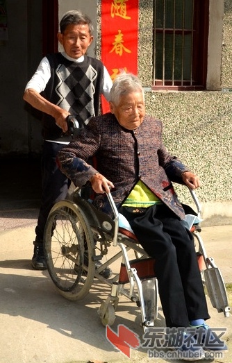 金婚老人87岁的田应生、84岁的何云常夫妇相濡以沫诠释爱情
