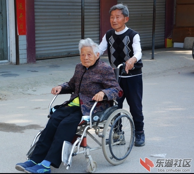 金婚老人87岁的田应生、84岁的何云常夫妇相濡以沫诠释爱情