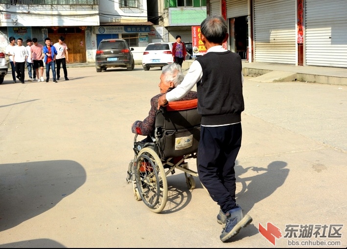 金婚老人87岁的田应生、84岁的何云常夫妇相濡以沫诠释爱情