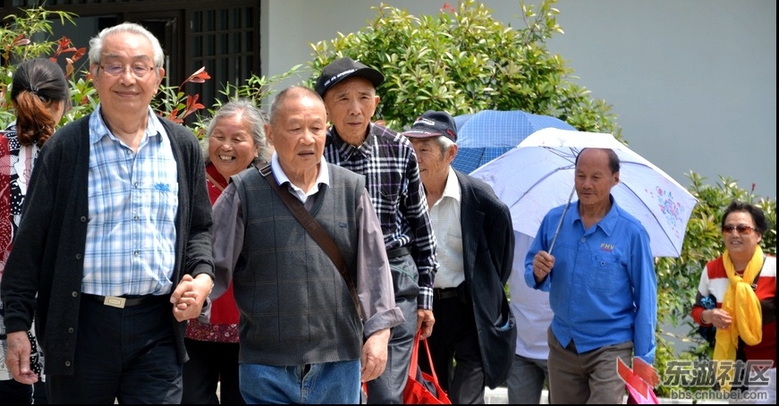 年逾八十岁高龄的三位老师与年逾七十岁的学生一起在梅川希尔寨唱红歌