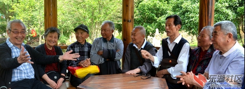 年逾八十岁高龄的三位老师与年逾七十岁的学生一起在梅川希尔寨唱红歌