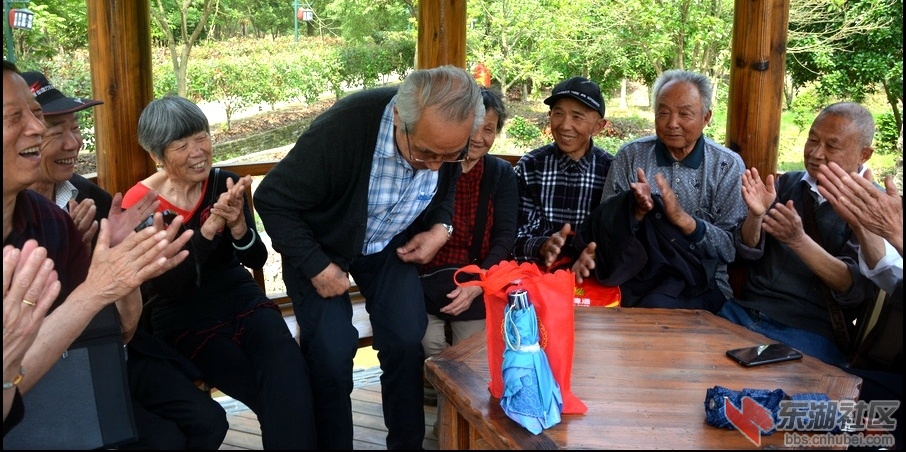 年逾八十岁高龄的三位老师与年逾七十岁的学生一起在梅川希尔寨唱红歌