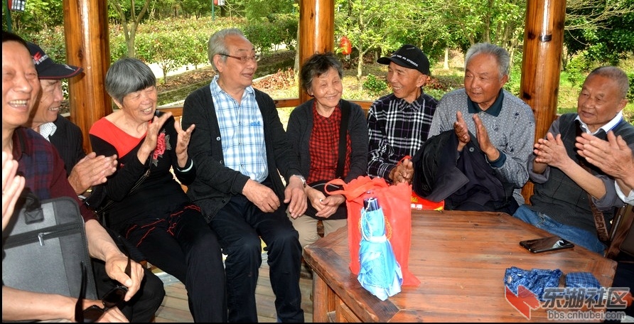 年逾八十岁高龄的三位老师与年逾七十岁的学生一起在梅川希尔寨唱红歌