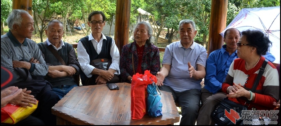 年逾八十岁高龄的三位老师与年逾七十岁的学生一起在梅川希尔寨唱红歌