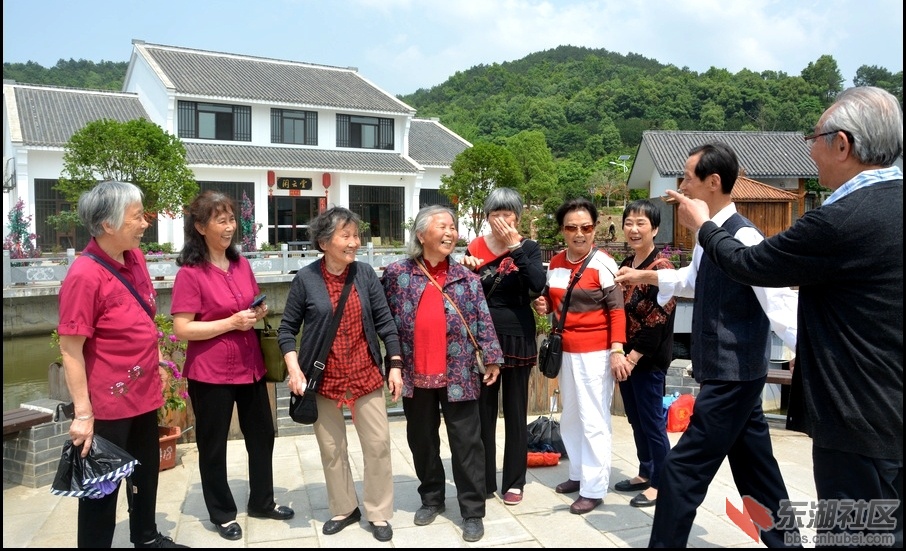 年逾八十岁高龄的三位老师与年逾七十岁的学生一起在梅川希尔寨唱红歌