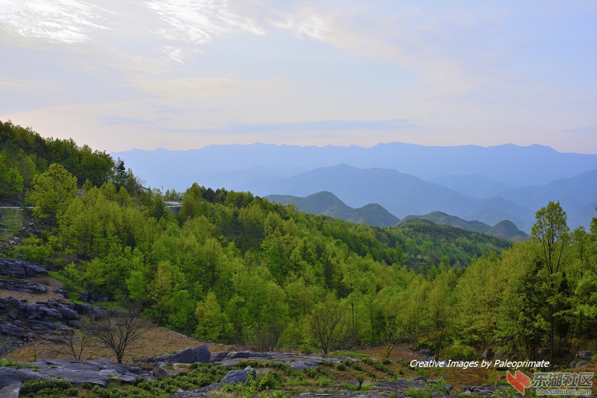 山峦叠嶂，群山环峙