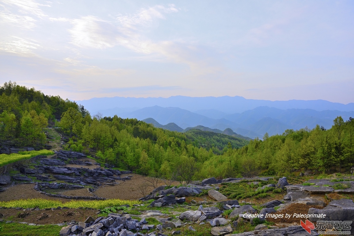山峦叠嶂，群山环峙