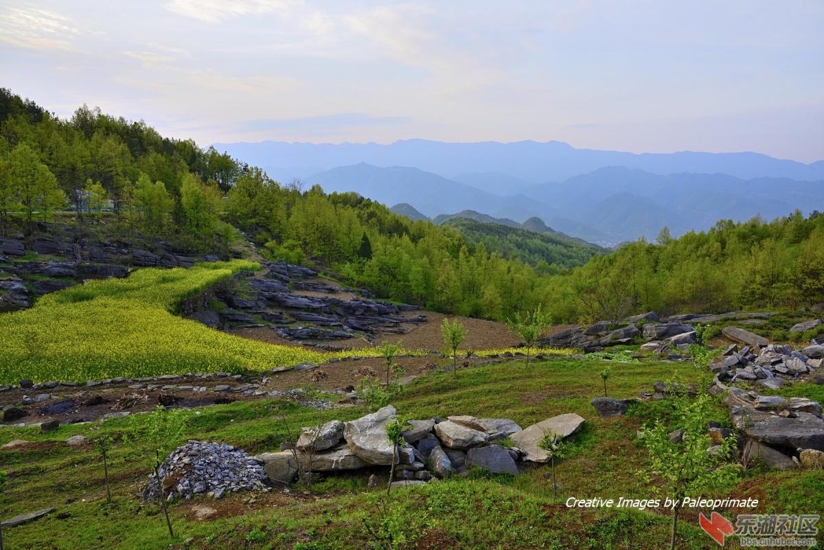 山峦叠嶂，群山环峙