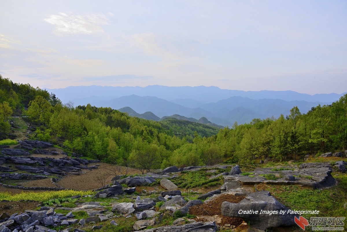山峦叠嶂，群山环峙