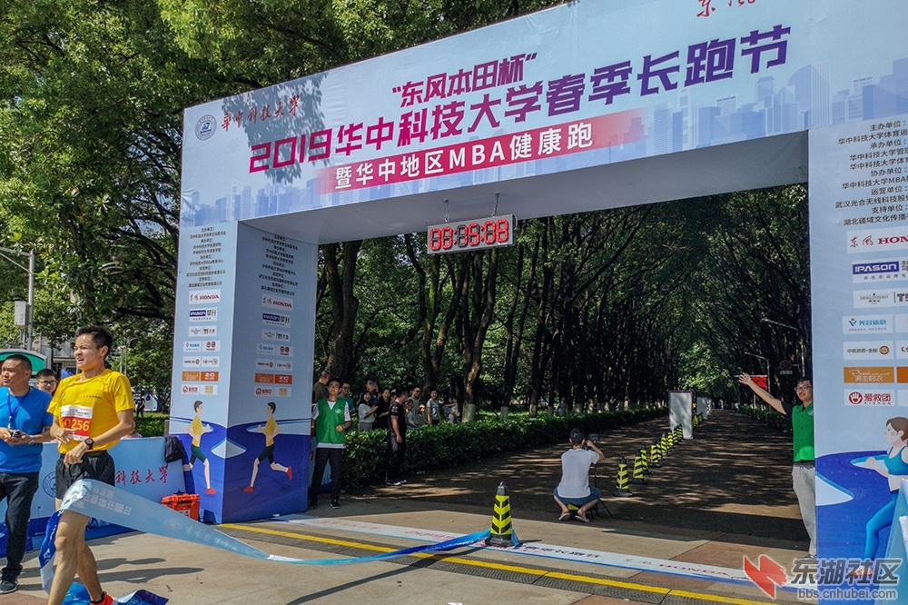 7.第一名跑者的计时的定格曾院平摄影.jpg
