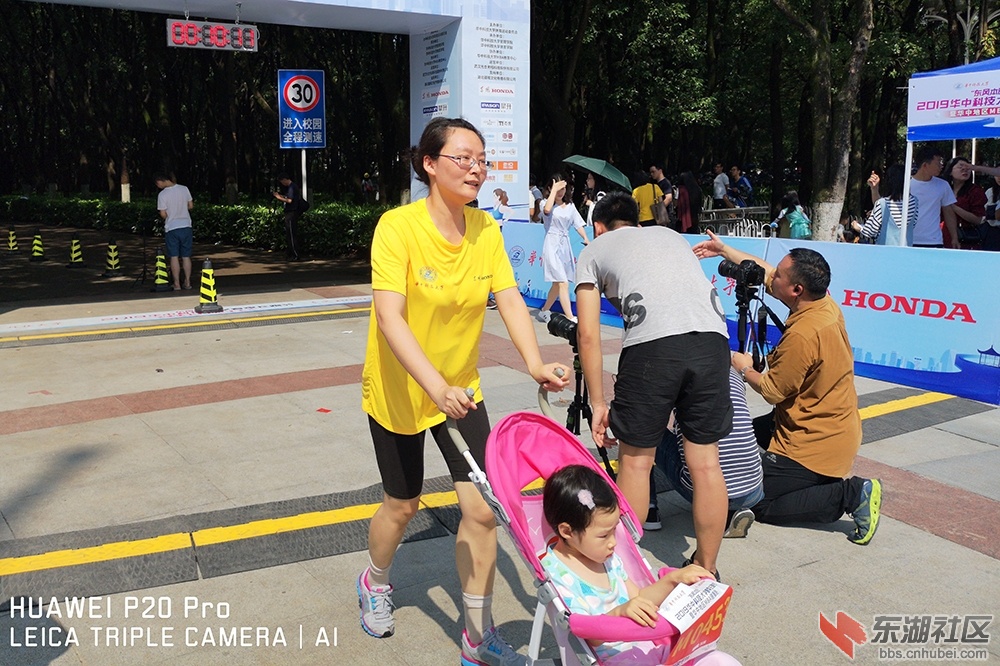 6.母女同台竞技曾院平摄影.jpg