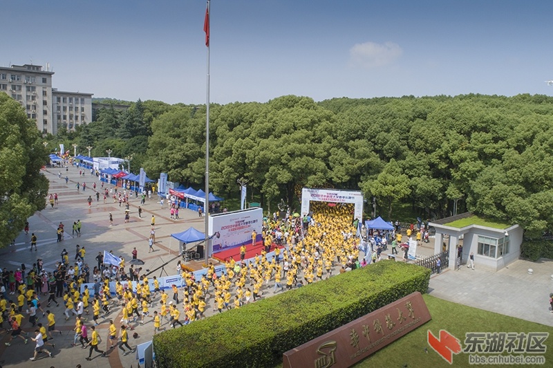 3.开跑时的壮场面曾院平摄影.jpg