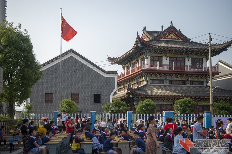 10.学校建在社区里曾院平摄影.jpg
