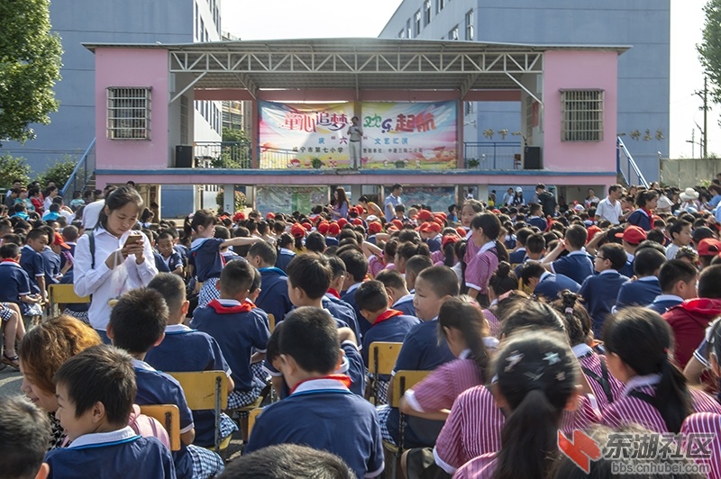 9.捐赠活动在学校操场举行曾院平摄影.jpg