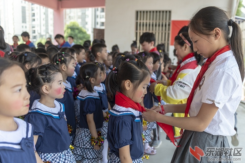 5.新的小学生加入少先队员之一曾院平摄影.jpg