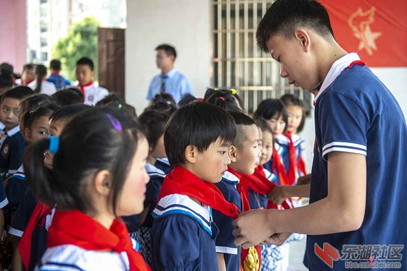 6.新的小学生加入少先队员之二 曾院平摄影.jpg