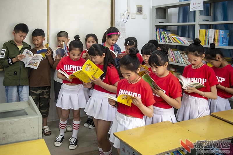 2.“微图书馆”走进咸宁市红泉小学之二 曾院平摄影.jpg