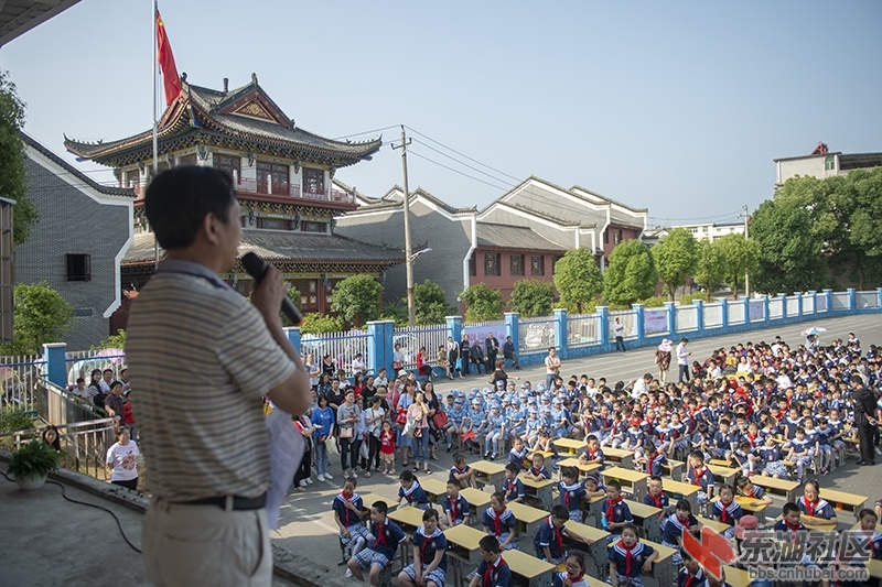 4.学校校长代表师生致感谢辞曾院平摄影.jpg