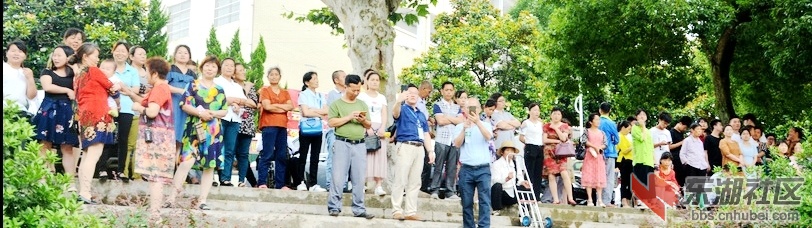 梅川高中四百余学子今赴武穴参加高考！