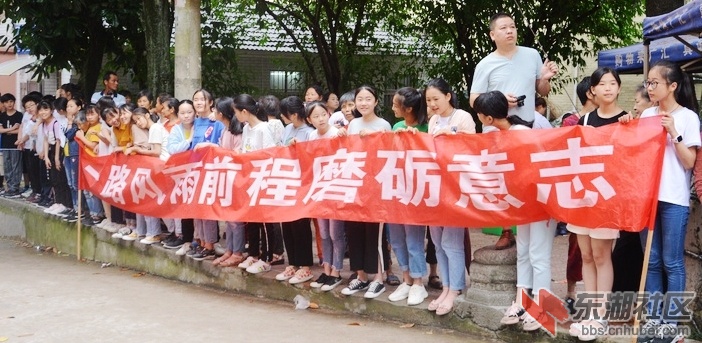 梅川高中四百余学子今赴武穴参加高考！